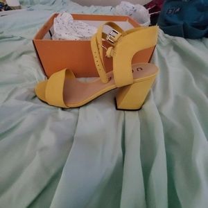 NEW Unisa Size 10 mustard yellow sandals